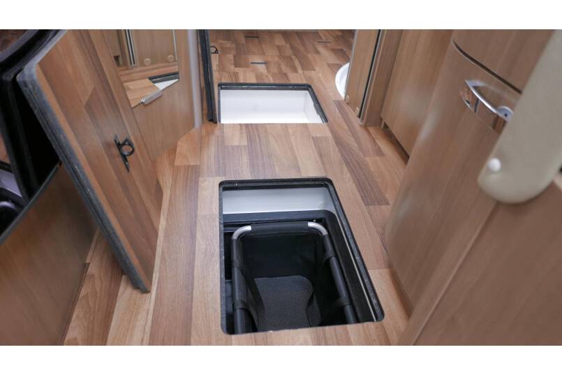Hymer B 698 AUTOMAAT, 3.0 177 pk, Champagne, bovenkastjes cabine, Queensbed 39