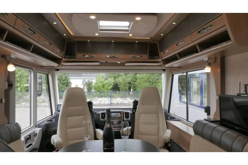 Hymer B 698 AUTOMAAT, 3.0 177 pk, Champagne, bovenkastjes cabine, Queensbed 40