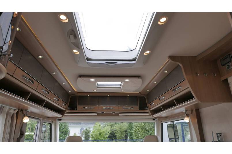 Hymer B 698 AUTOMAAT, 3.0 177 pk, Champagne, bovenkastjes cabine, Queensbed 41