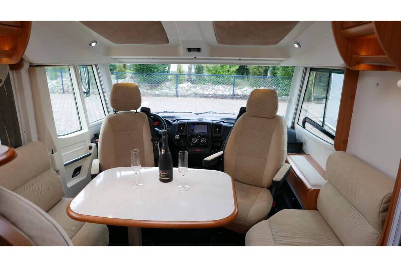 Rapido 9066 DF 150 pk, grote garage, 2 aparte bedden 17