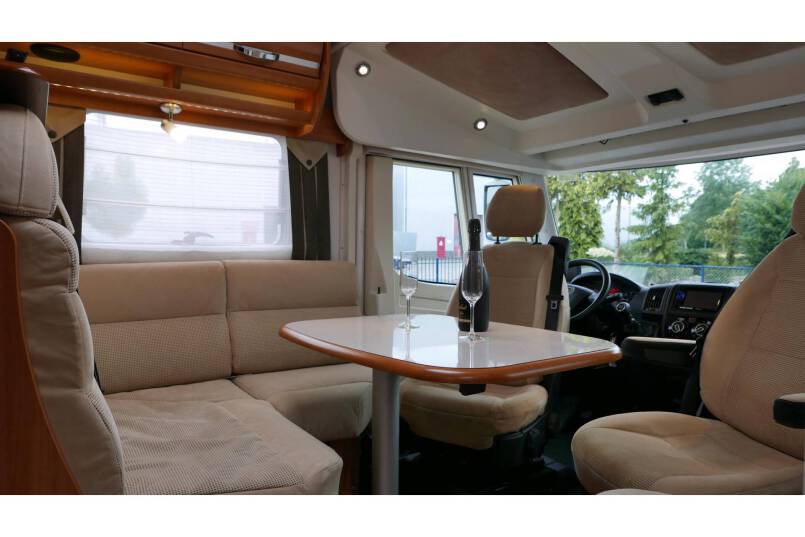 Rapido 9066 DF 150 pk, grote garage, 2 aparte bedden 18