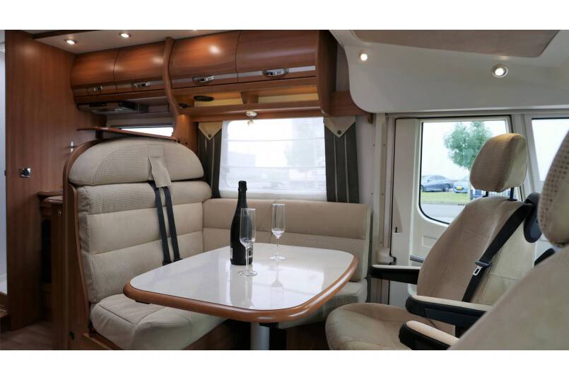 Rapido 9066 DF 150 pk, grote garage, 2 aparte bedden 19