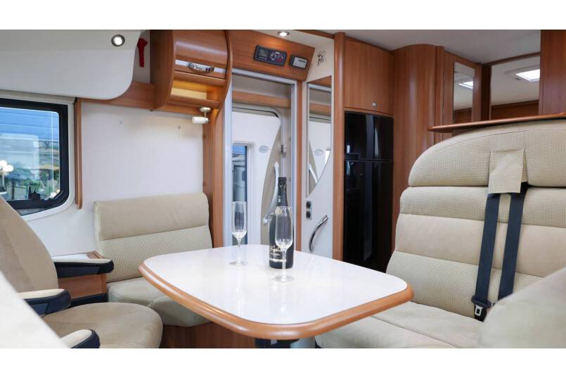 Rapido 9066 DF 150 pk, grote garage, 2 aparte bedden 20