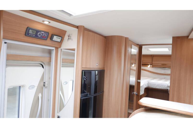 Rapido 9066 DF 150 pk, grote garage, 2 aparte bedden 23