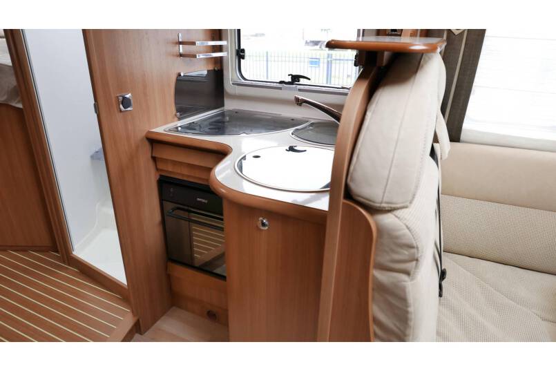 Rapido 9066 DF 150 pk, grote garage, 2 aparte bedden 24