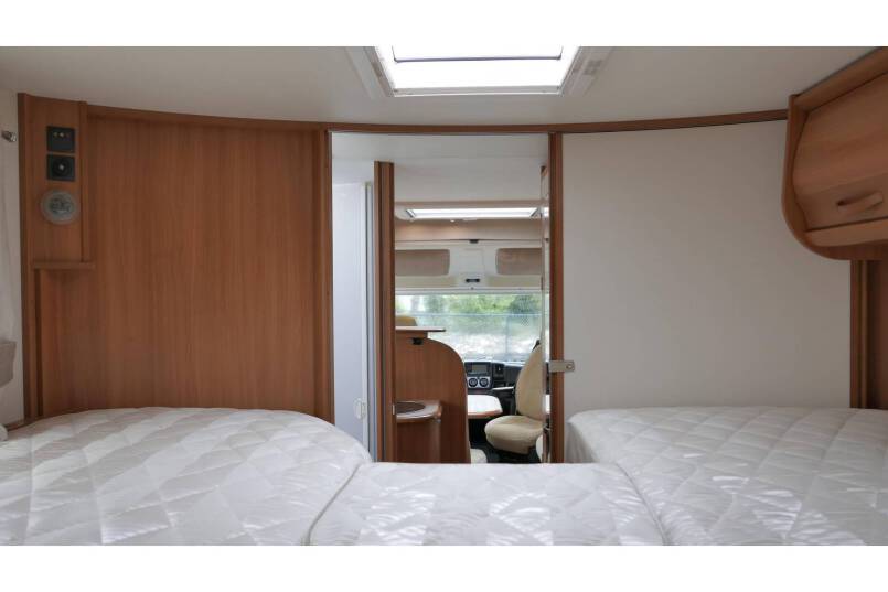 Rapido 9066 DF 150 pk, grote garage, 2 aparte bedden 32