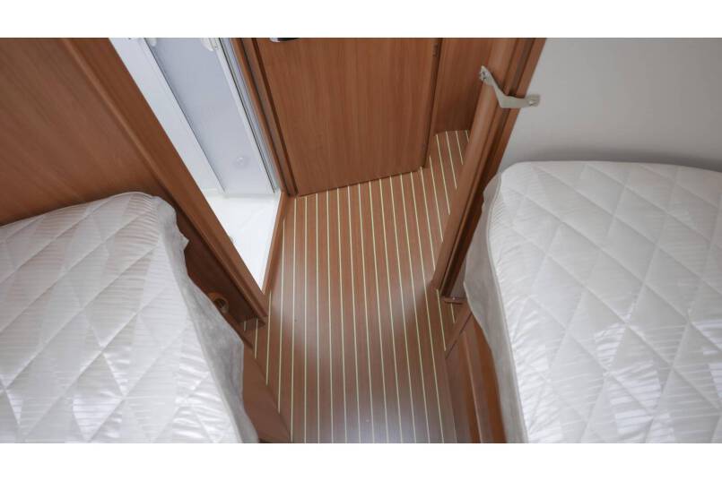 Rapido 9066 DF 150 pk, grote garage, 2 aparte bedden 34