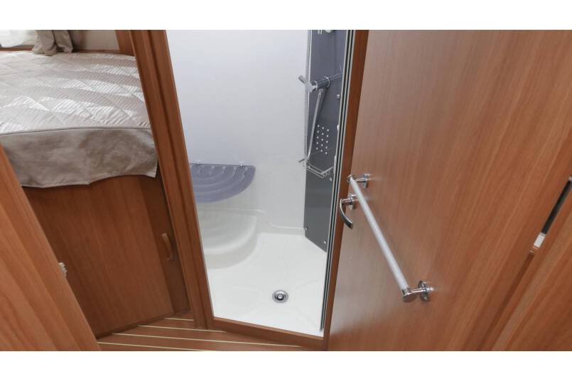 Rapido 9066 DF 150 pk, grote garage, 2 aparte bedden 38