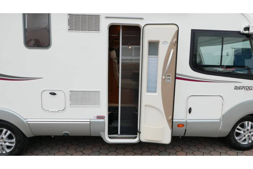 Rapido 9066 DF 150 pk, grote garage, 2 aparte bedden 8