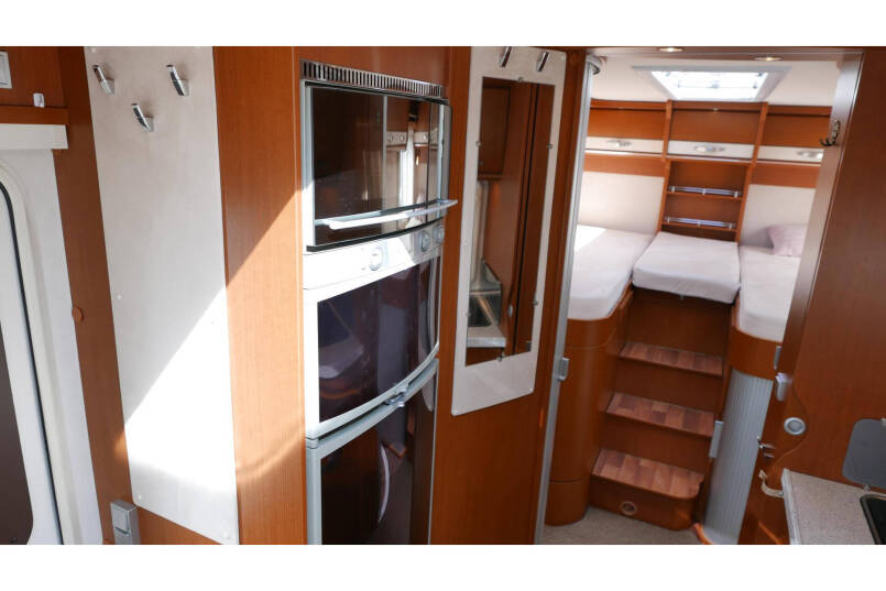 Hymer  B 678 3.0 158 pk | Champagne | Bovenkastjes cabine | 2 Aparte bedden 31