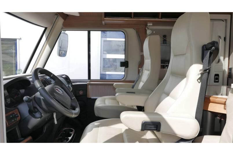 Hymer B 678 Experience AUTOMAAT, 180 pk, bovenkastjes 12