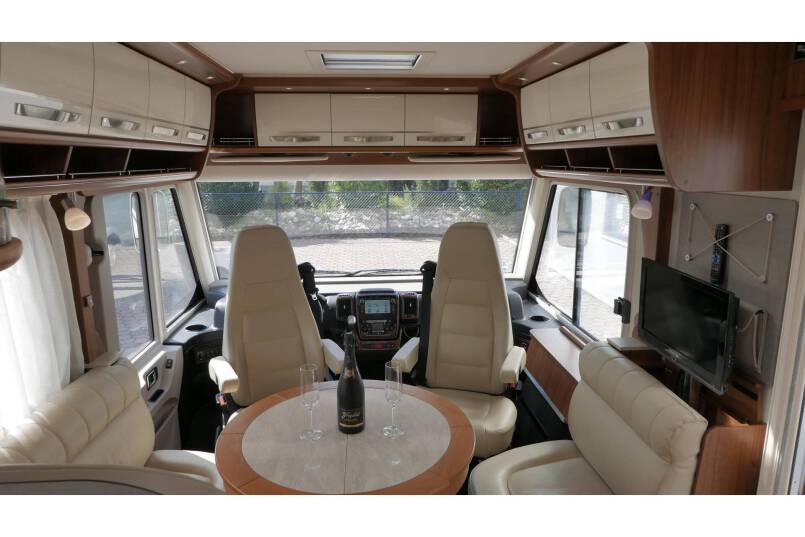 Hymer B 678 Experience AUTOMAAT, 180 pk, bovenkastjes 14