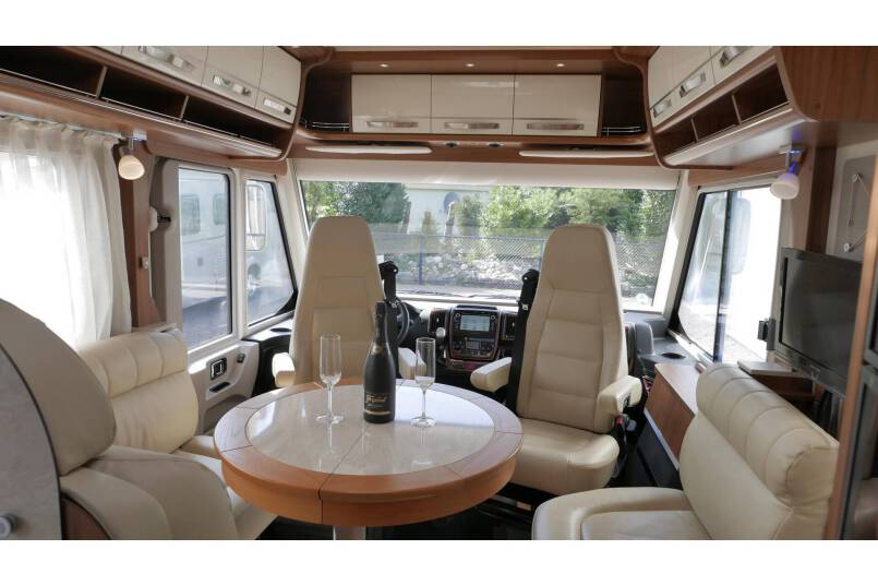 Hymer B 678 Experience AUTOMAAT, 180 pk, bovenkastjes 16