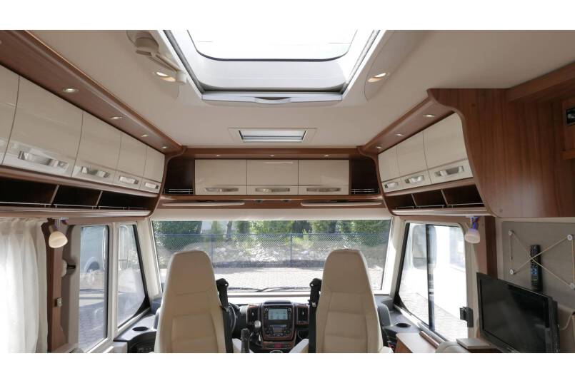 Hymer B 678 Experience AUTOMAAT, 180 pk, bovenkastjes 17