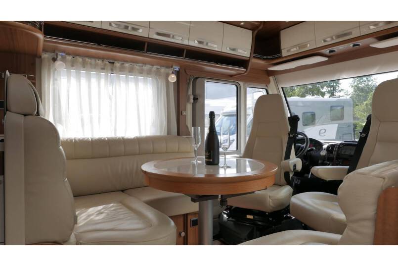 Hymer B 678 Experience AUTOMAAT, 180 pk, bovenkastjes 18