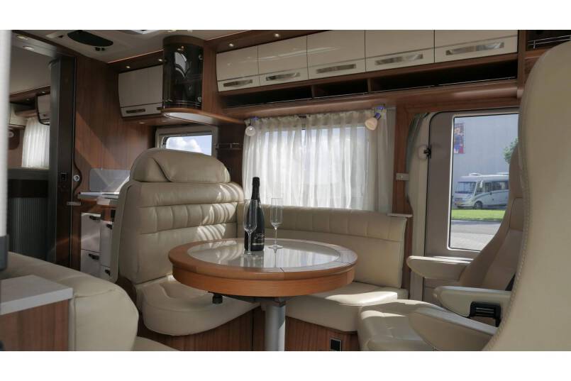 Hymer B 678 Experience AUTOMAAT, 180 pk, bovenkastjes 19