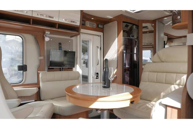 Hymer B 678 Experience AUTOMAAT, 180 pk, bovenkastjes 20