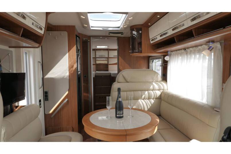 Hymer B 678 Experience AUTOMAAT, 180 pk, bovenkastjes 21