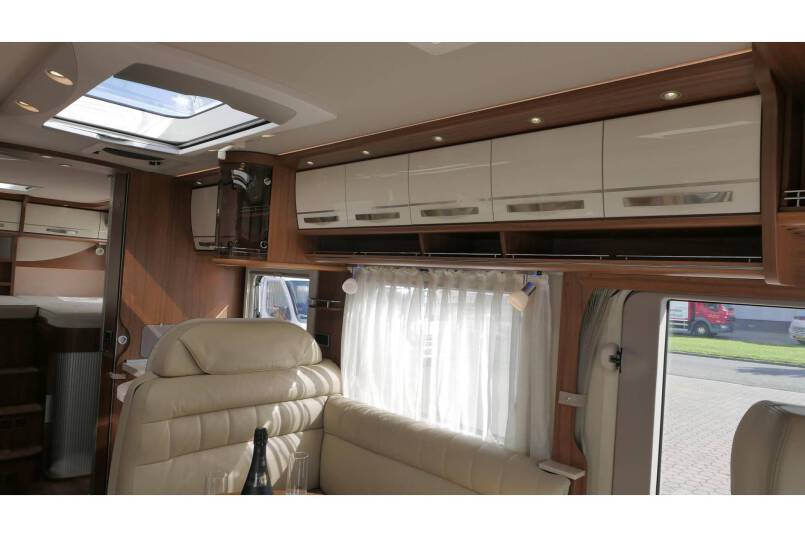 Hymer B 678 Experience AUTOMAAT, 180 pk, bovenkastjes 23
