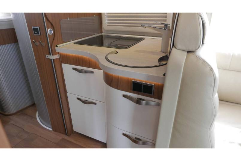 Hymer B 678 Experience AUTOMAAT, 180 pk, bovenkastjes 25