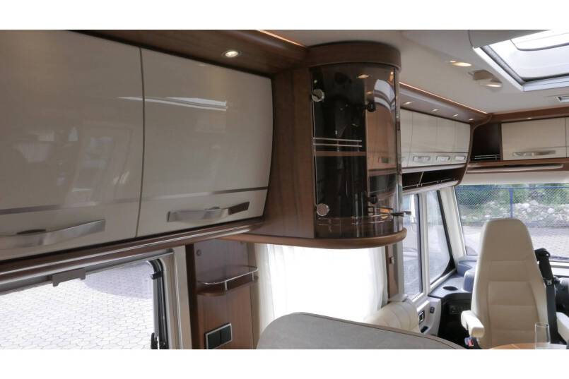 Hymer B 678 Experience AUTOMAAT, 180 pk, bovenkastjes 27