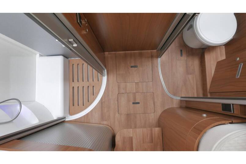Hymer B 678 Experience AUTOMAAT, 180 pk, bovenkastjes 32