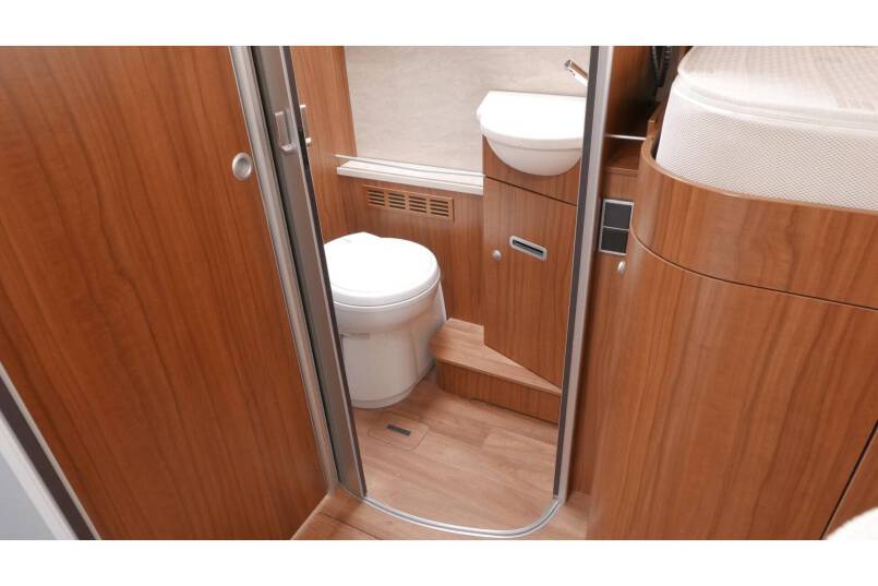 Hymer B 678 Experience AUTOMAAT, 180 pk, bovenkastjes 33
