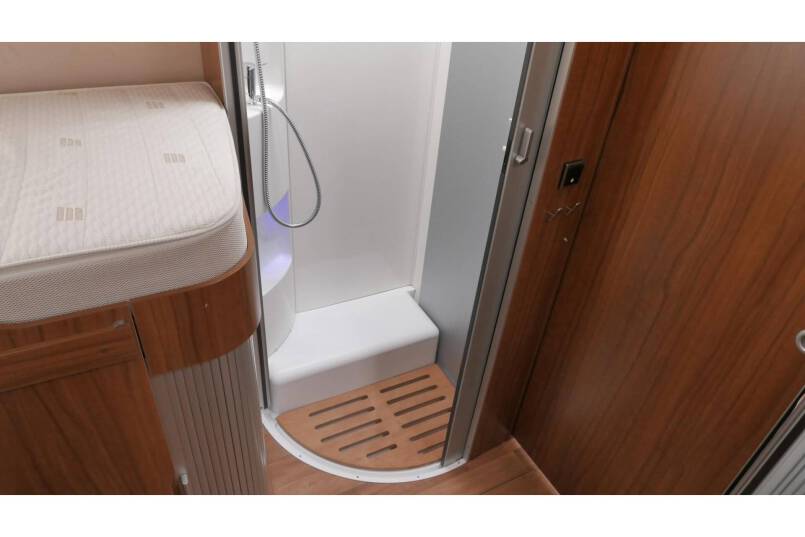 Hymer B 678 Experience AUTOMAAT, 180 pk, bovenkastjes 34