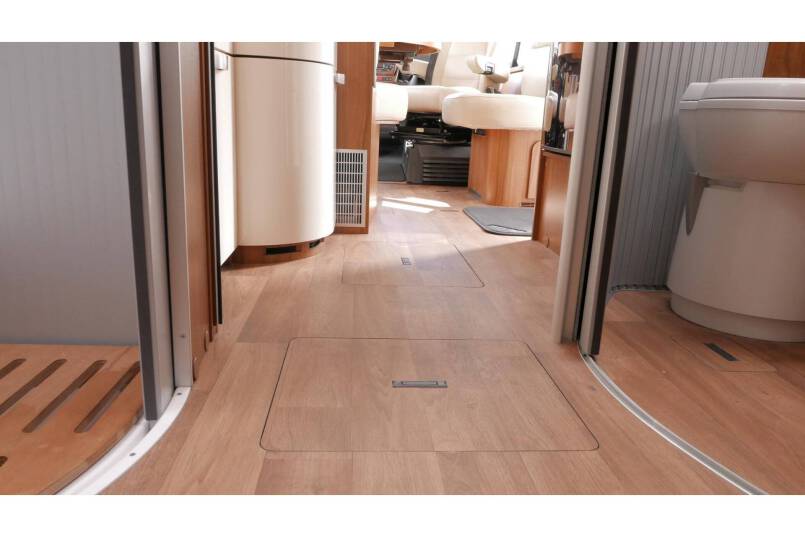 Hymer B 678 Experience AUTOMAAT, 180 pk, bovenkastjes 35