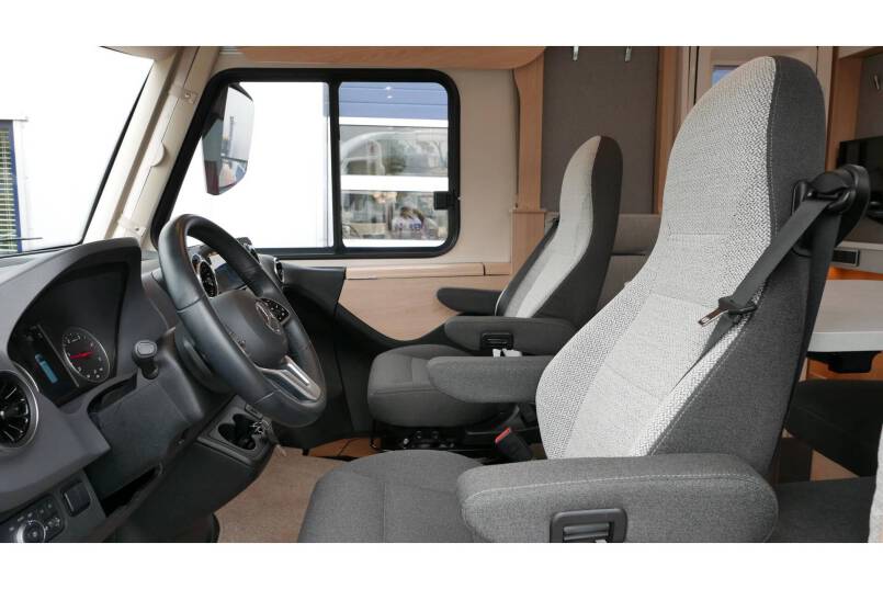 Hymer BMC I 690 9G AUTOMAAT, Cristal-Zilver, Queensbed 21