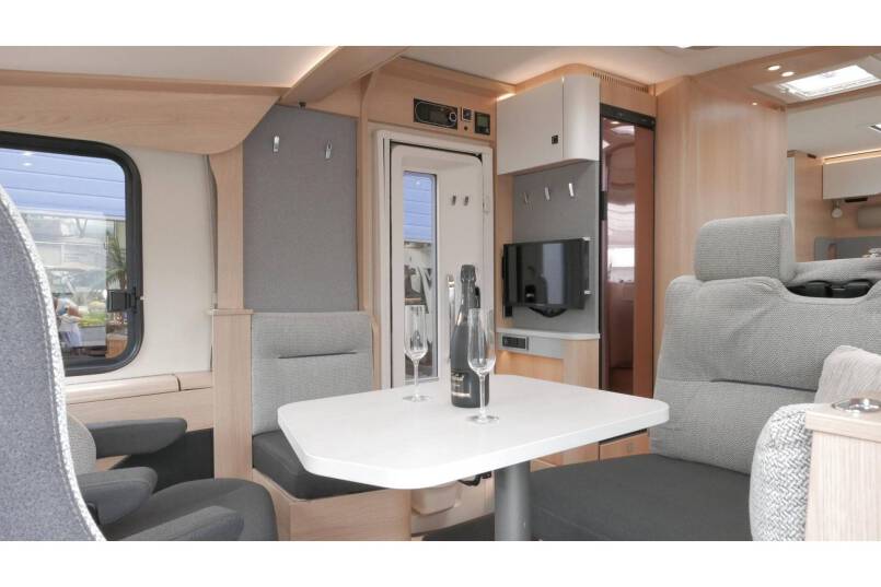 Hymer BMC I 690 9G AUTOMAAT, Cristal-Zilver, Queensbed 30