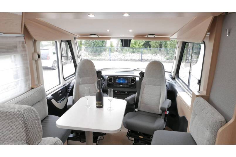 Hymer BMC I 690 9G AUTOMAAT, Cristal-Zilver, Queensbed 32