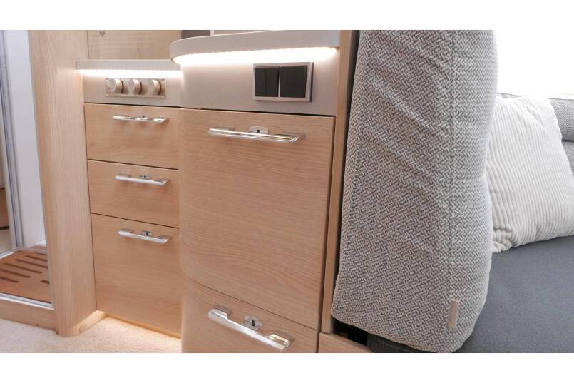 Hymer BMC I 690 9G AUTOMAAT, Cristal-Zilver, Queensbed 35
