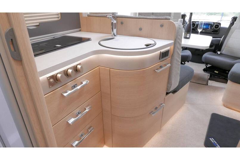 Hymer BMC I 690 9G AUTOMAAT, Cristal-Zilver, Queensbed 36