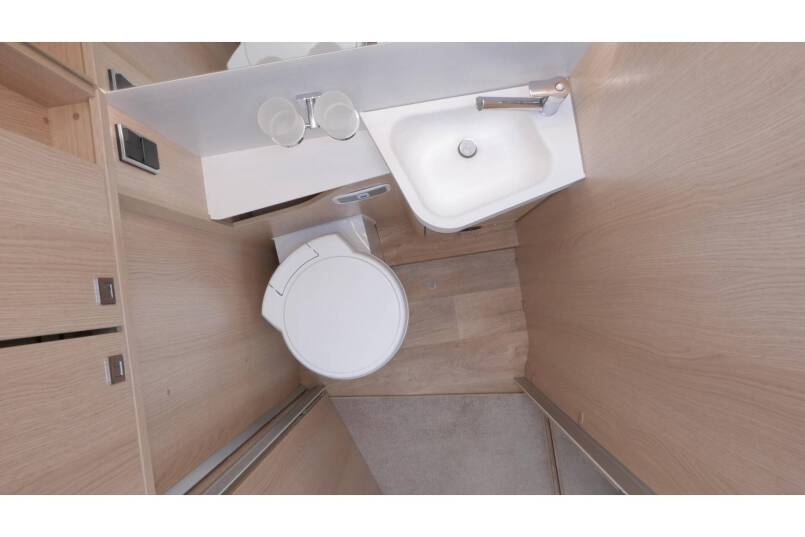 Hymer BMC I 690 9G AUTOMAAT, Cristal-Zilver, Queensbed 46