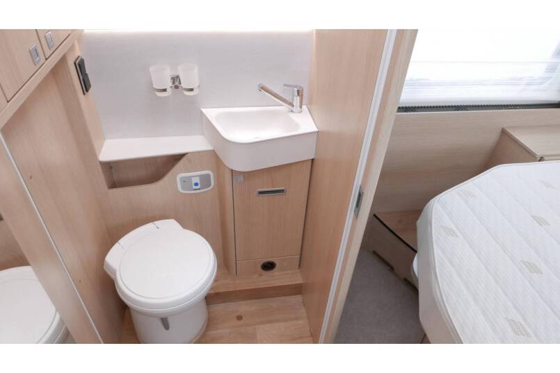Hymer BMC I 690 9G AUTOMAAT, Cristal-Zilver, Queensbed 47