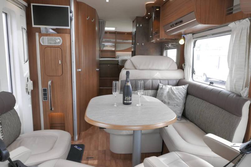 Hymer B 588 PL AUTOMAAT 3.0 177 PK, 4 kringsluchtvering 24