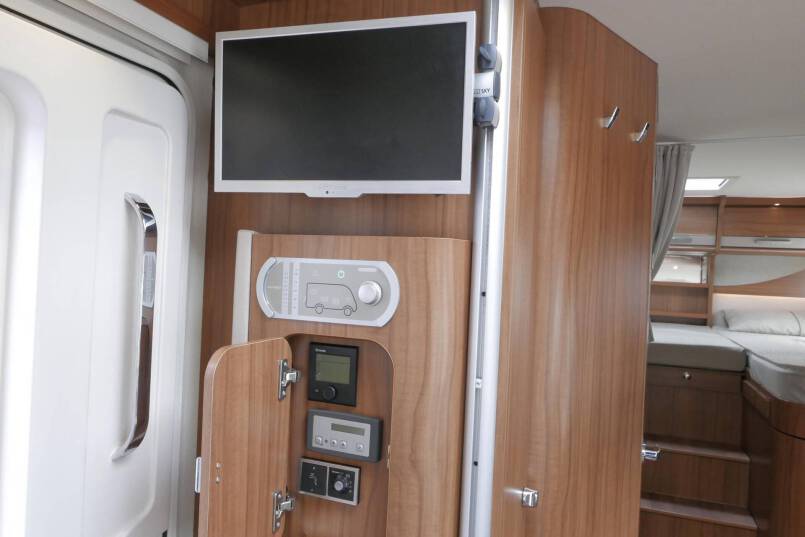 Hymer B 588 PL AUTOMAAT 3.0 177 PK, 4 kringsluchtvering 25