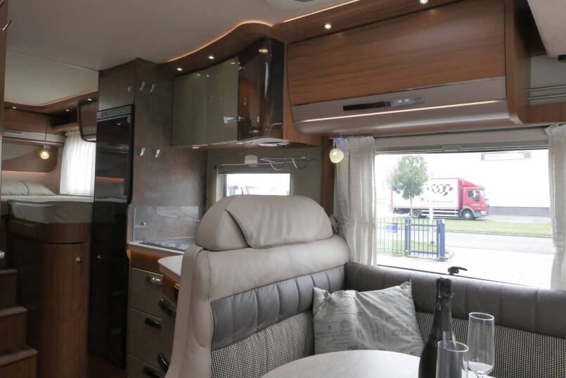 Hymer B 588 PL AUTOMAAT 3.0 177 PK, 4 kringsluchtvering 26