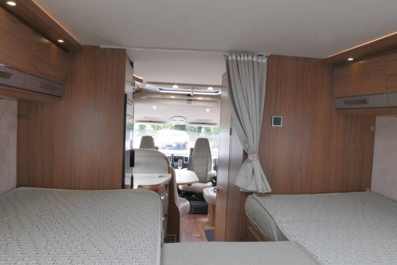 Hymer B 588 PL AUTOMAAT 3.0 177 PK, 4 kringsluchtvering 34
