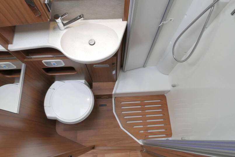 Hymer B 588 PL AUTOMAAT 3.0 177 PK, 4 kringsluchtvering 35