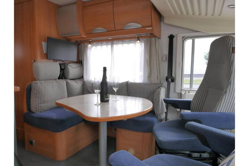 Hymer B 674 G L-zit, enkele bedden, grote garage 13