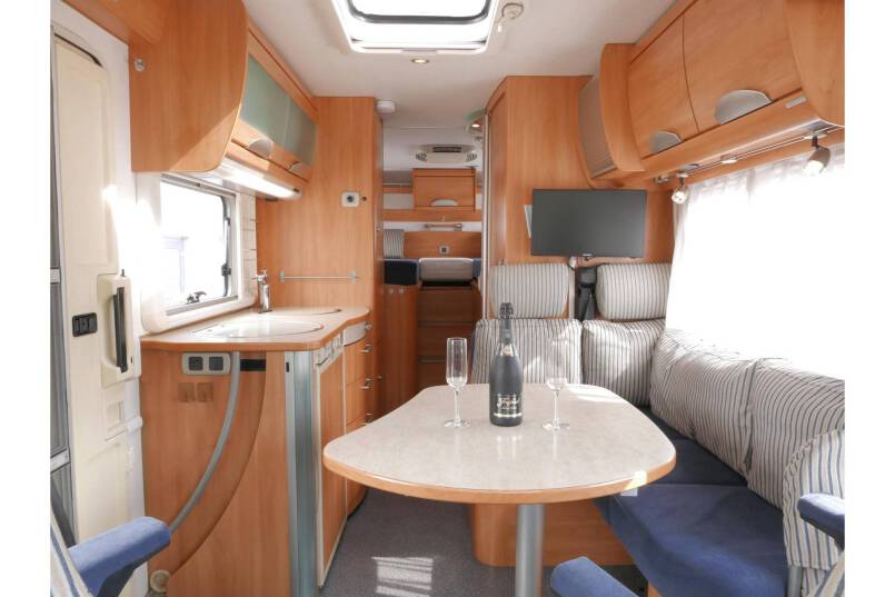 Hymer B 674 G L-zit, enkele bedden, grote garage 15