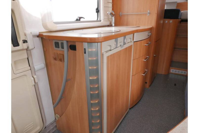 Hymer B 674 G L-zit, enkele bedden, grote garage 16