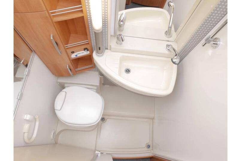 Hymer B 674 G L-zit, enkele bedden, grote garage 21