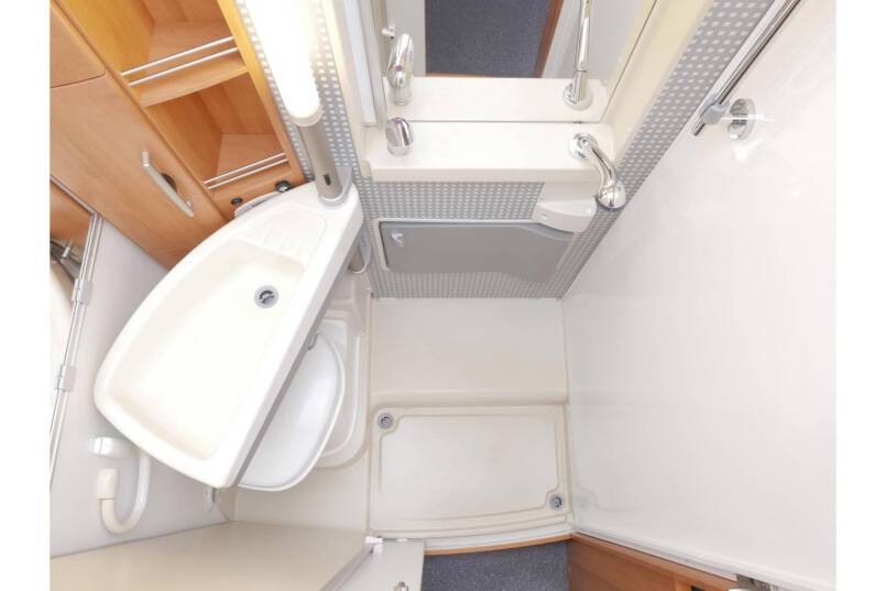 Hymer B 674 G L-zit, enkele bedden, grote garage 22