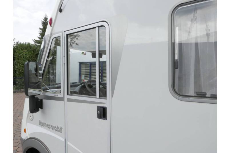 Hymer B 674 G L-zit, enkele bedden, grote garage 8