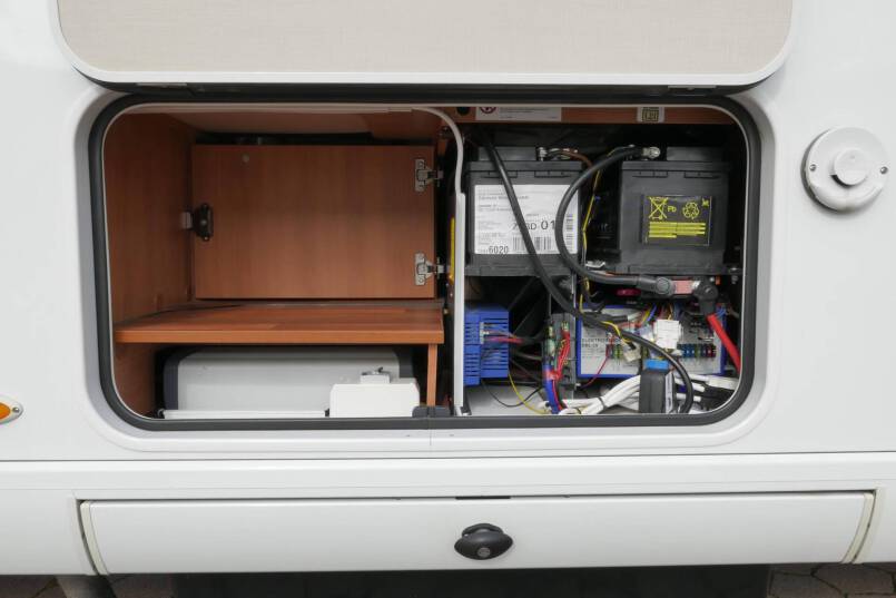 Hymer B 678 Hymer  B 678 3.0 AUTOMAAT 177 pk bovenkastjes 11