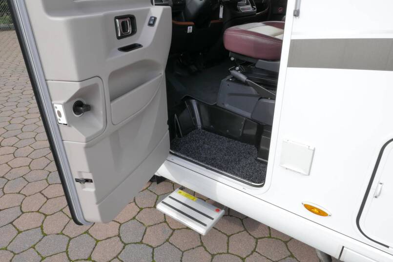 Hymer B 678 Hymer  B 678 3.0 AUTOMAAT 177 pk bovenkastjes 14
