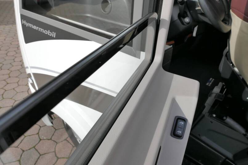 Hymer B 678 Hymer  B 678 3.0 AUTOMAAT 177 pk bovenkastjes 15
